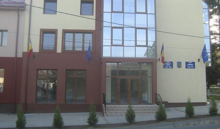 Primarul de la Păuliș a fost obligat să plătească 5.000 de euro unei angajate a instituției