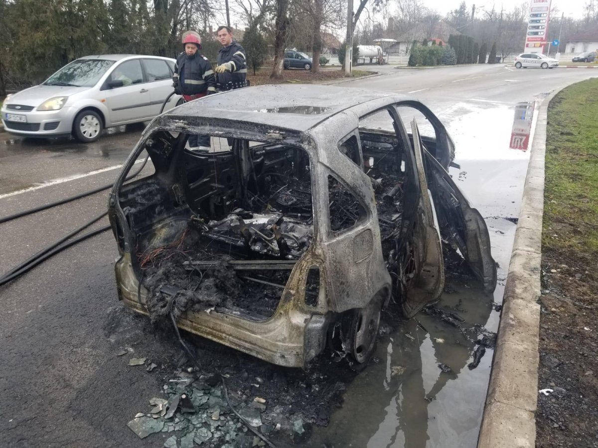 Incendiu autoturism in Oraș Ineu