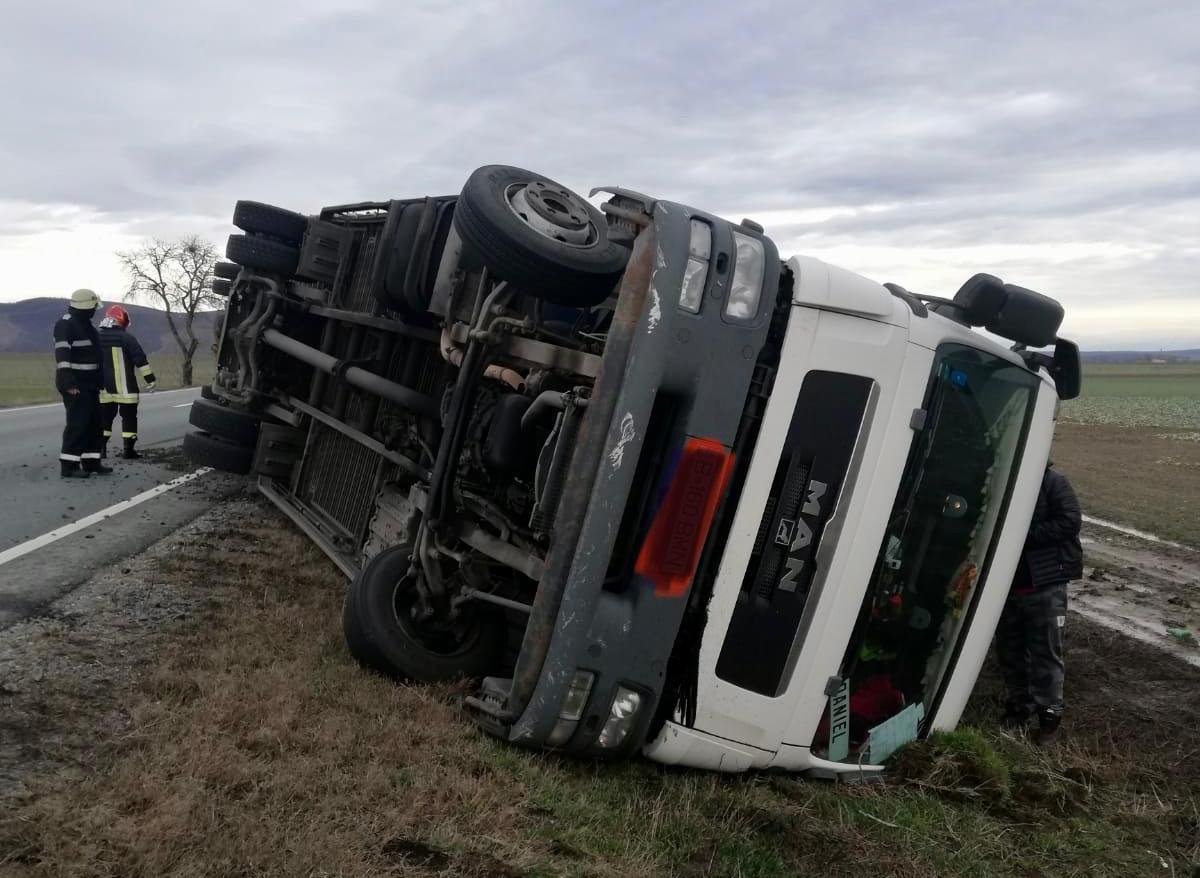 TIR răsturnat la intrarea în Păuliș