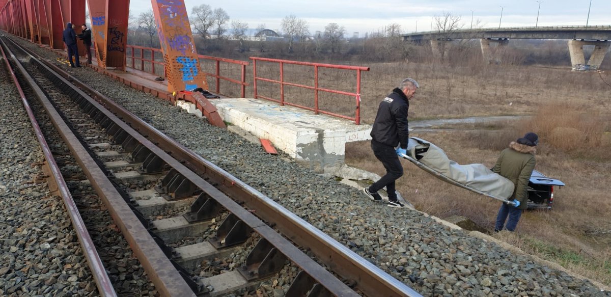 Tânăr accidentat mortal şi abandonat în zona podului CFR care traversează Mureşul (FOTO)