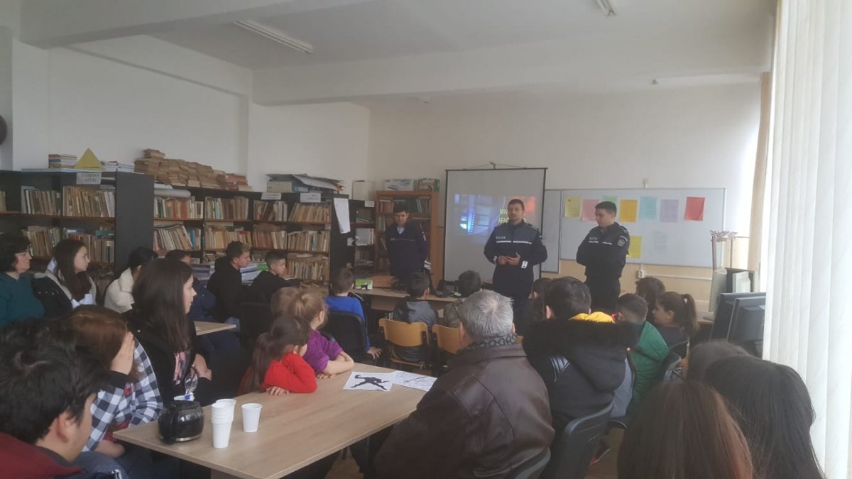 Poliţiştii arădeni ţin lecţii elevilor 