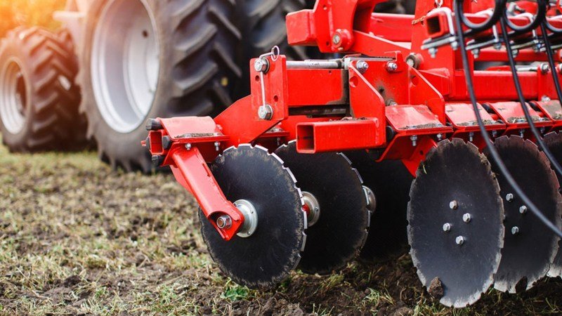 Un bărbat din Târnova a confundat mașina cu tractorul; vezi ce a pățit