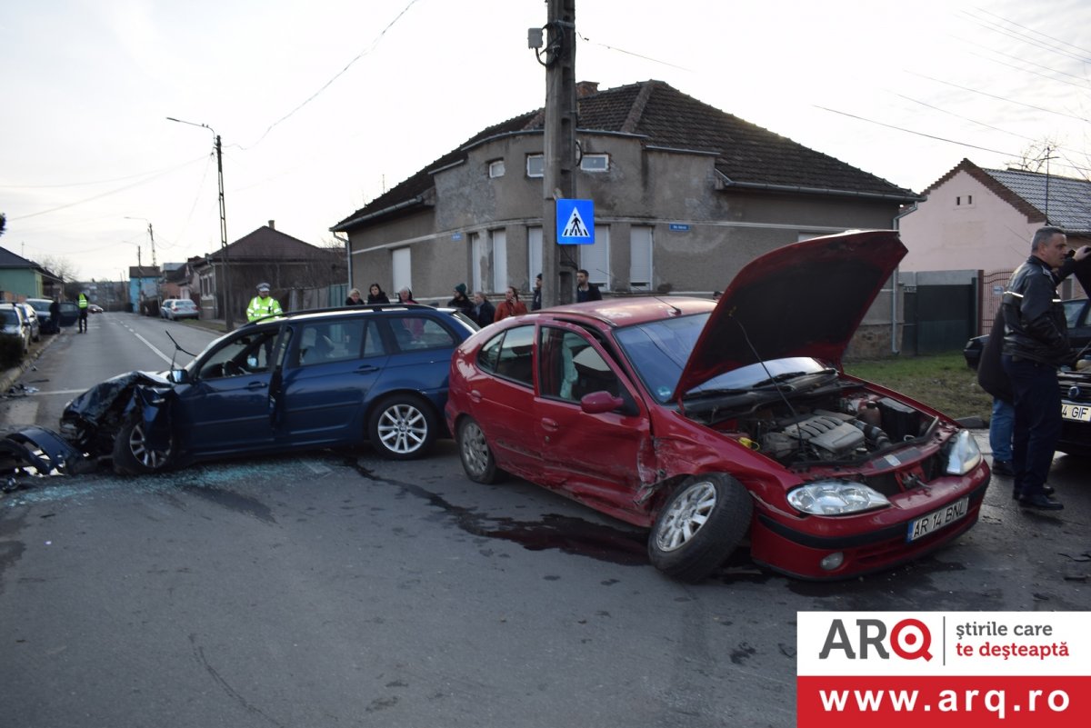 Un autoturism BMW s-a pupat bot în bot cu o mașină RENAULT de ZIUA ÎNDRĂGOSTIȚILOR