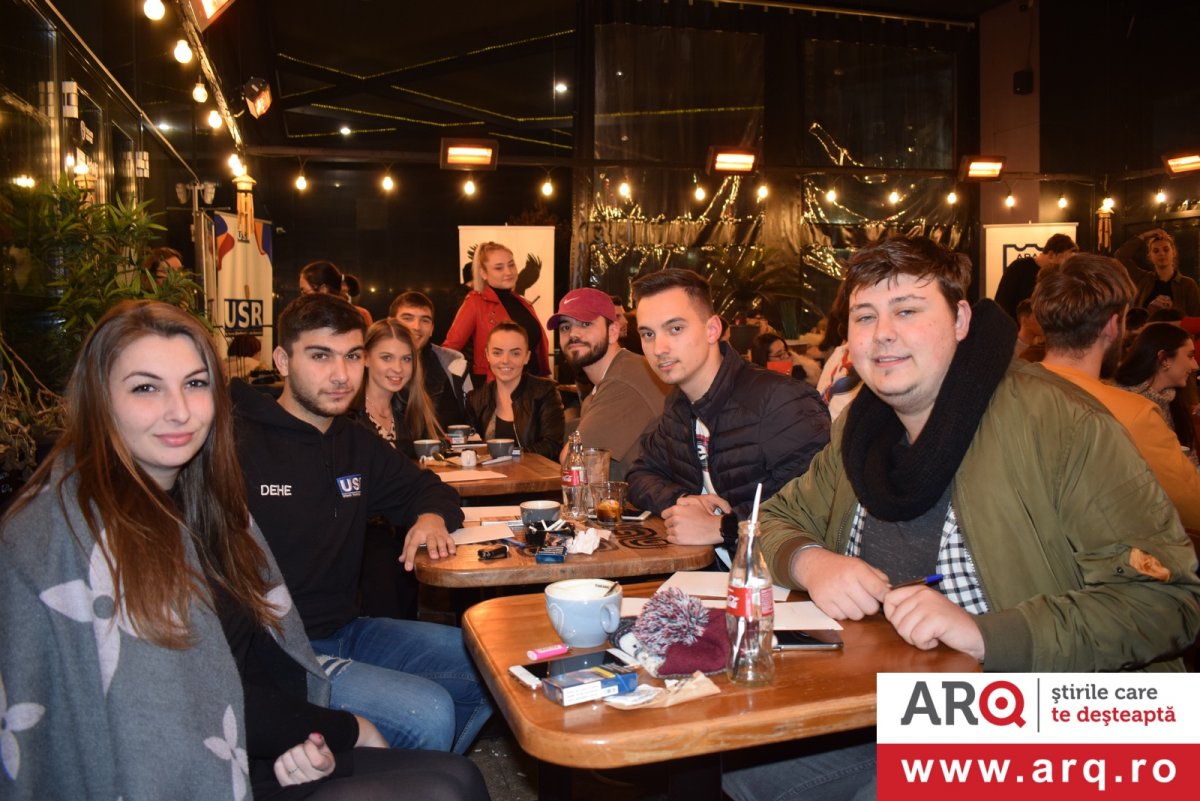 Studenții Universității ”Aurel Vlaicu” au sărbătorit Valentine’s Day la Atrium Mall printr-un concurs de cultură generală