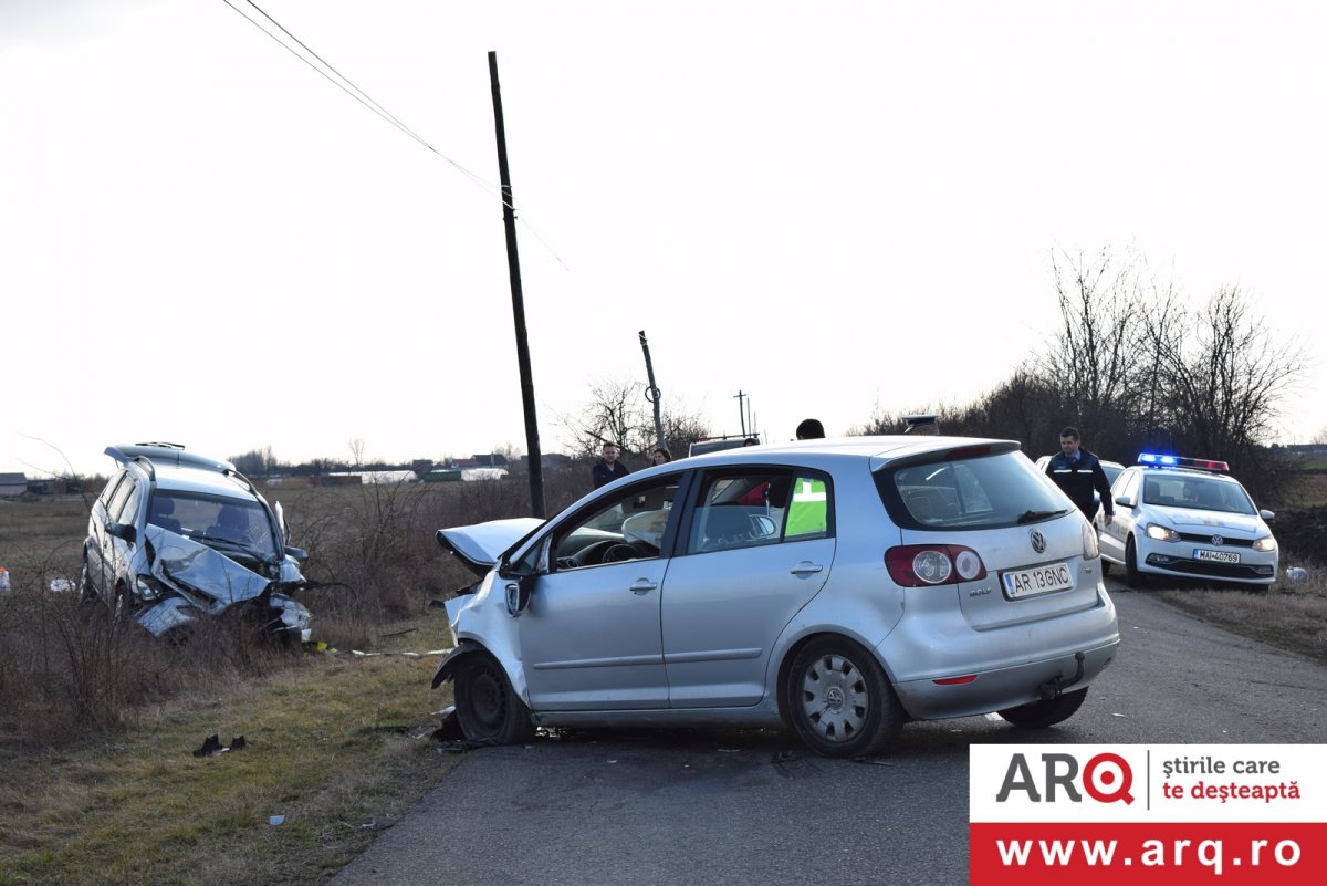 Accident frontal între un Opel și un Volkswagen la ieșirea din Șofronea spre Sânpaul