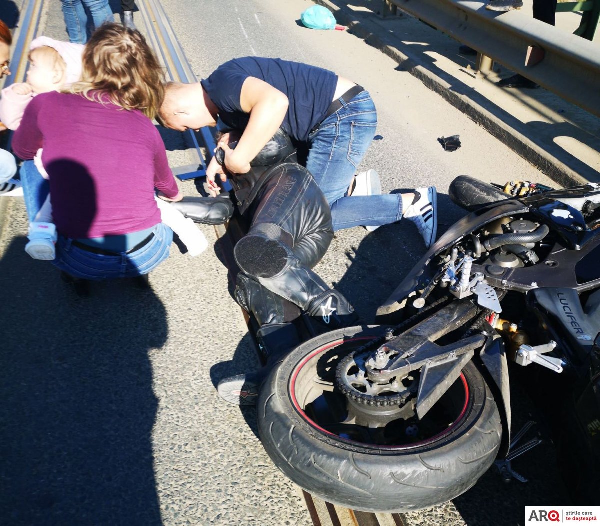 Accident cu motocicletă contra bicicletă pe Podul Traian. Două persoane sunt grav rănite (FOTO)