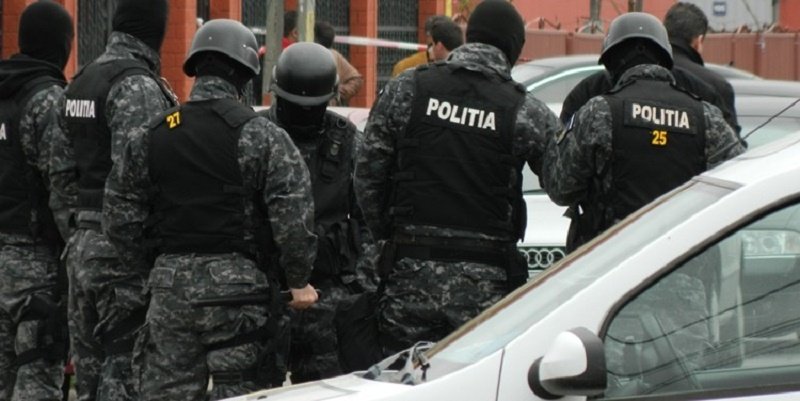 Aproximativ 90.000 de euro contrafăcuţi, confiscaţi în urma a trei percheziții domiciliare