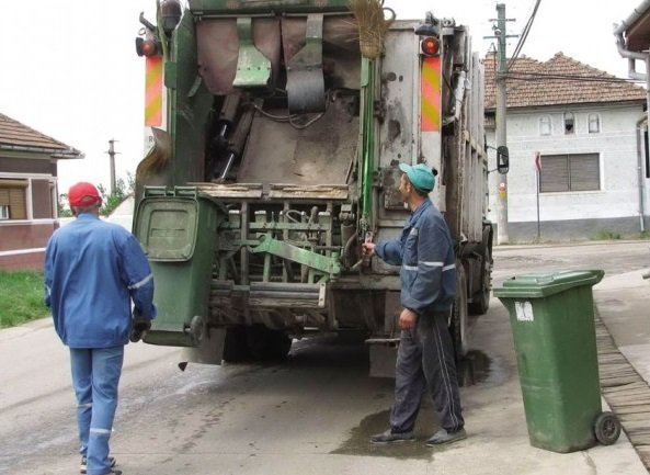 Primăriile din zonele Ineu şi Sebiş vor colecta şi transporta gunoiul, după ce gunoierii de la Activ Salubritate le-au lăsat cu ochii-n soare