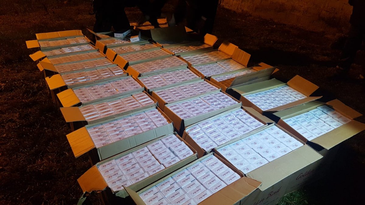 Țigări de contrabandă găsite de jandarmi pe marginea drumului; erau 15.000 de pachete