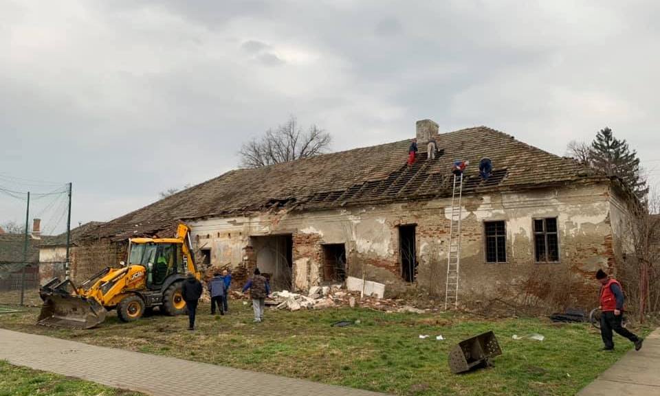 După un proces interminabil cu Poșta Română, Primăria Macea a început demolarea unei clădiri care punea în pericol siguranța copiilor