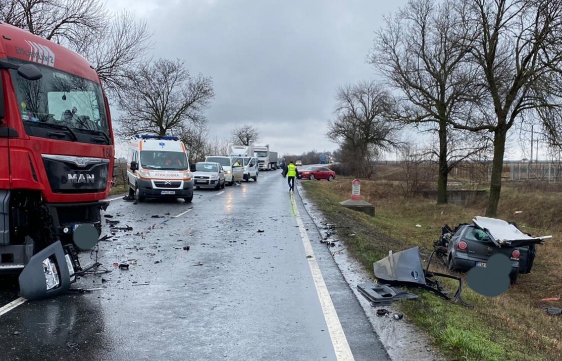 Accident cu Volkswagen contra TIR și o femeie grav rănită (FOTO)