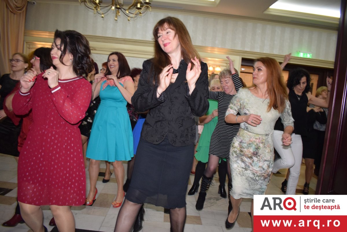 La Hotel CENTRAL, printre femeile în floare ale Aradului