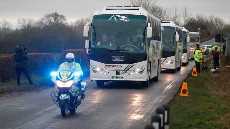 Persoanele care vin în țară din zonele înroșite de coronavirus sunt escortate în județele de domiciliu cu Poliția sau Jandarmeria / UPDATE: Ce alte măsuri s-au luat la nivel național