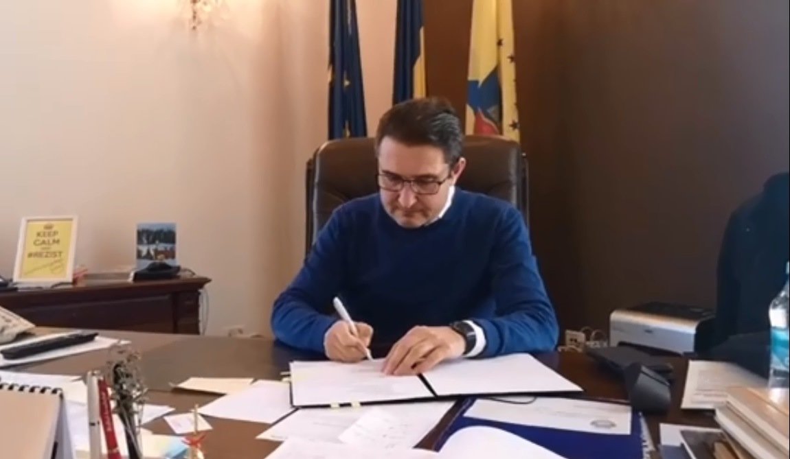 Zece tramvaie noi pentru arădeni: contractul a fost semnat astăzi de primarul Călin Bibarţ