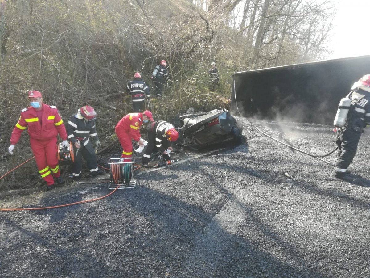 Accident rutier intre un autoturism si un autocamion intre Joia Mare si Almas