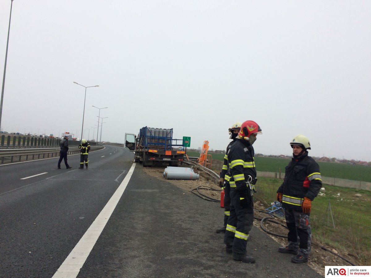 Autostrada spre Nădlac blocată în urma unui accident în care este implicat un camion încărcat cu butelii de propan (FOTO-VIDEO) / UPDATE: Ce s-a întâmplat de fapt