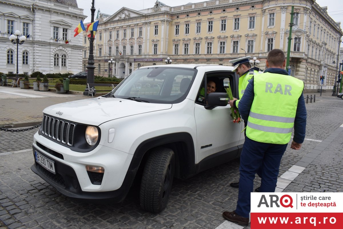 Mărțișoare pentru doamne și domnișoare din partea polițiștilor arădeni