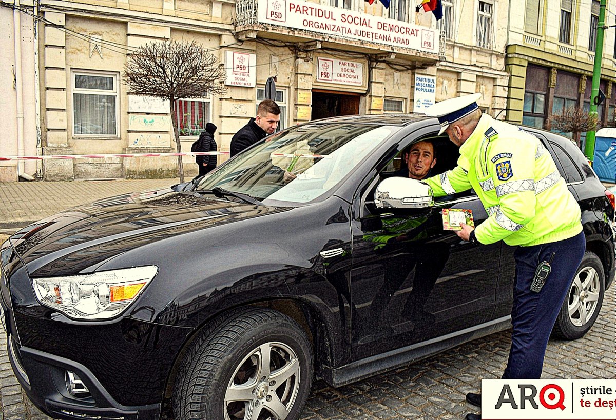 Polițiștii arădeni au dăruit (preventiv) mărțișoare și bărbaților!