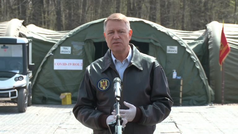 Klaus Iohannis în vizită la spitalul construit de militari la Otopeni