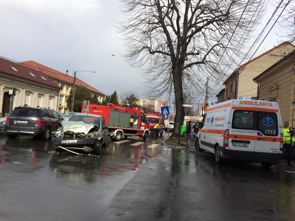 Accident între un Ford și o Toyota în intersecție (FOTO)