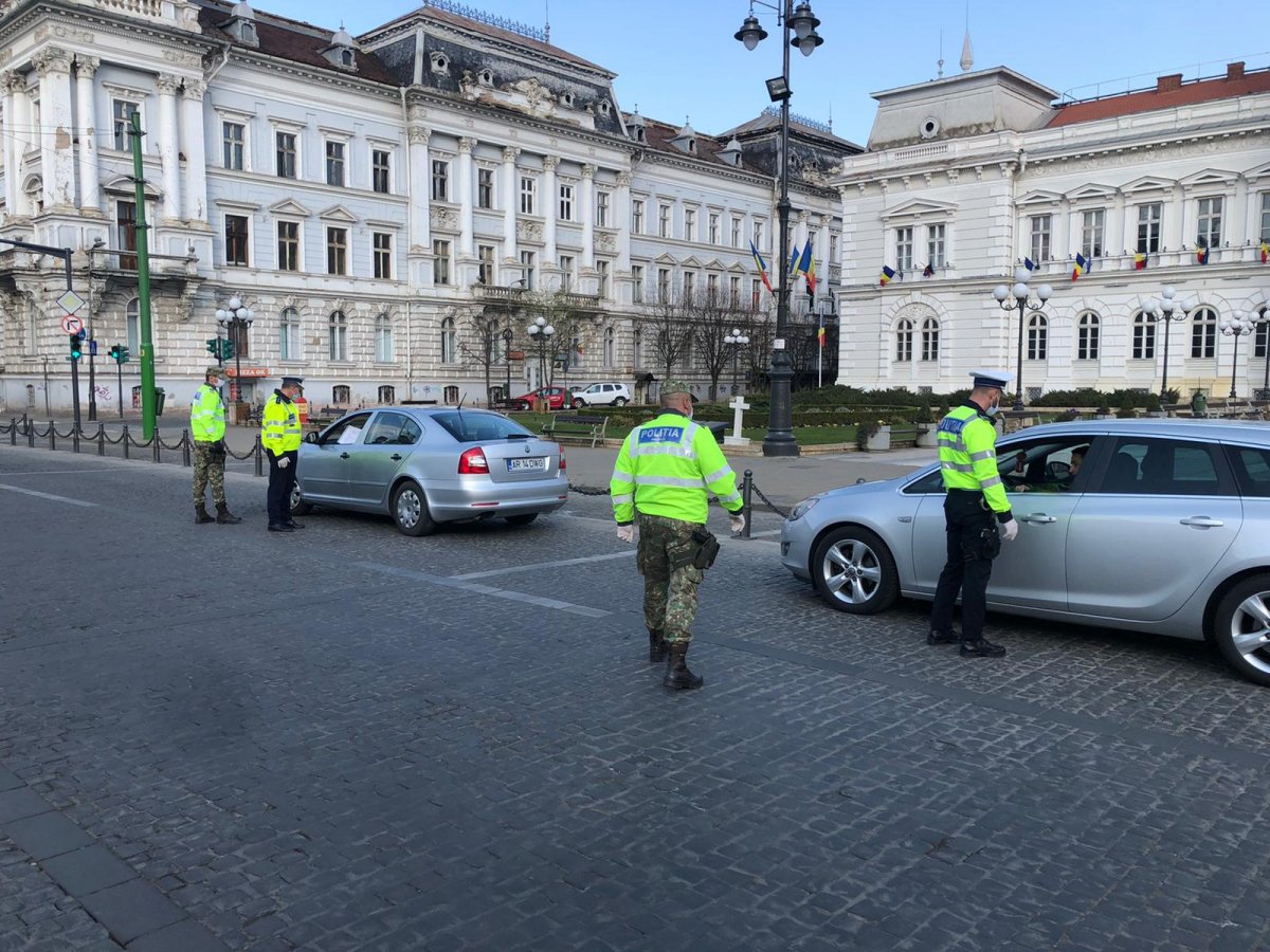 #STĂMACASĂ: Maşinile Poliției au difuzat imnul de stat, iar arădenii au fost sfătuiți să... stea acasă (FOTO +VIDEO) 