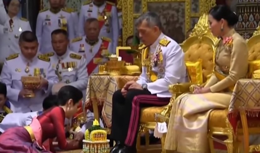 Asta da carantină: regele Thailandei s-a izolat într-un hotel din Germania cu tot cu HAREM