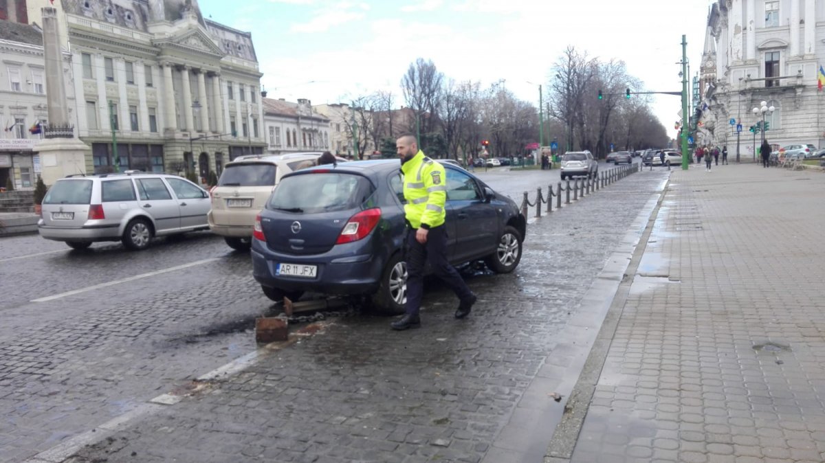 Supărat de Mărțișor șoferul unui Opel a retezat șase stâlpi din fața Primăriei Aradului