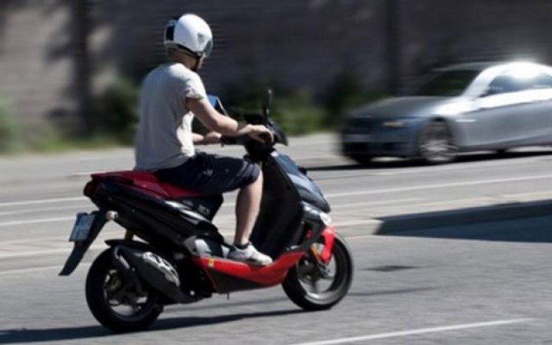 Tânăr din Ineu prins de polițiști conducând un moped fără permis