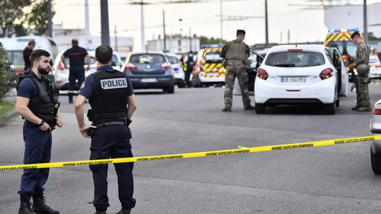 A omorât doi oameni şi a rănit alte şapte în plină stradă în Franţa 