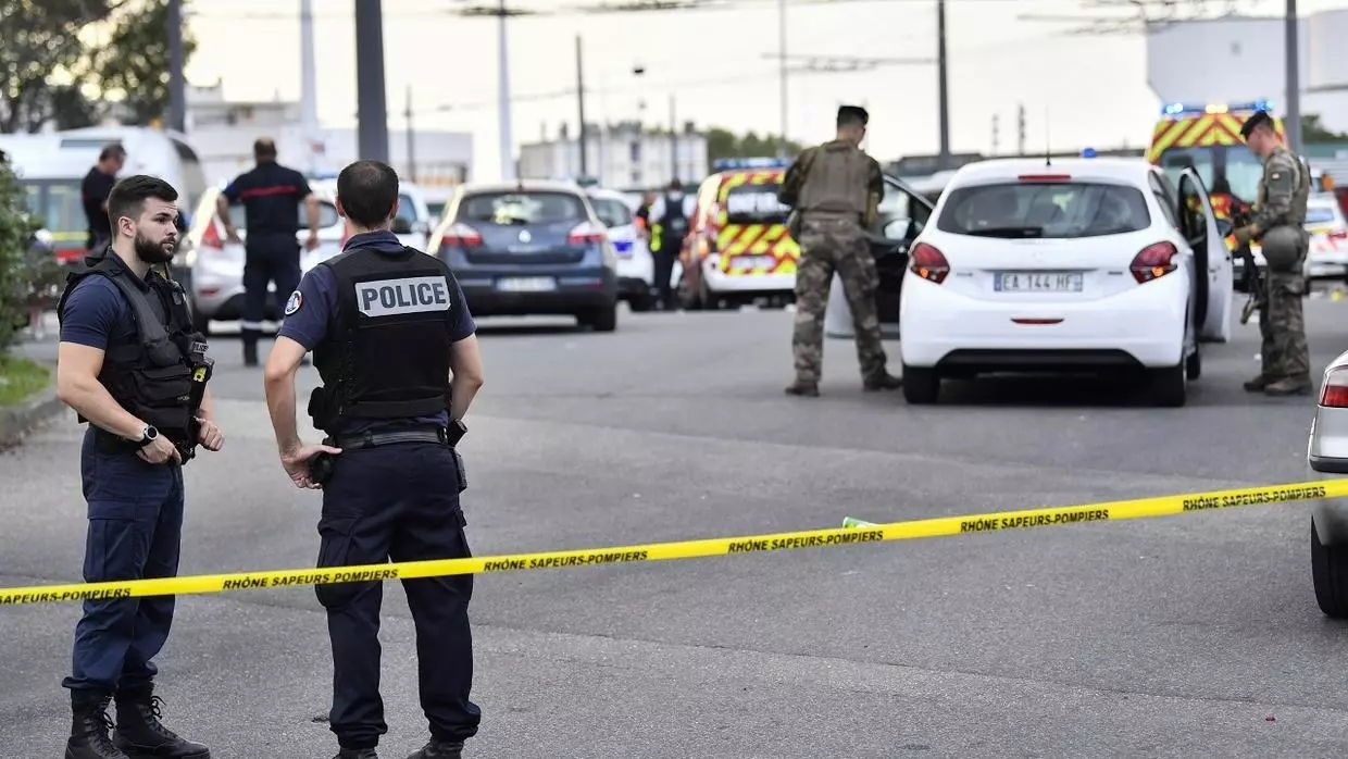 A omorât doi oameni şi a rănit alte şapte în plină stradă în Franţa