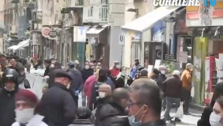 Italienii din Napoli se plimbă pe străzi de parcă nu ar exista coronavirusul 