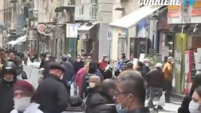 Italienii din Napoli se plimbă pe străzi de parcă nu ar exista coronavirusul
