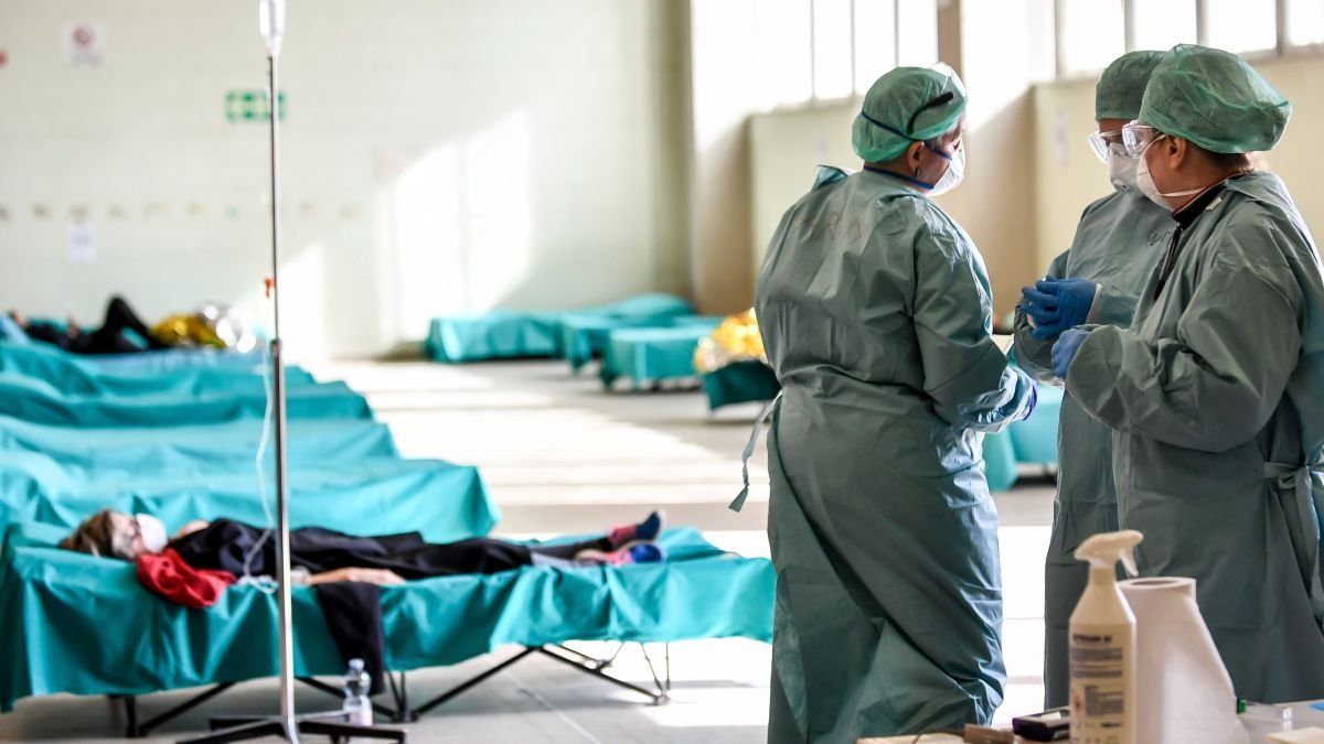 Numărul pacienţilor bolnavi de COVID-19 internaţi la terapie intensivă a scăzut în Italia pentru prima dată în două săptămâni