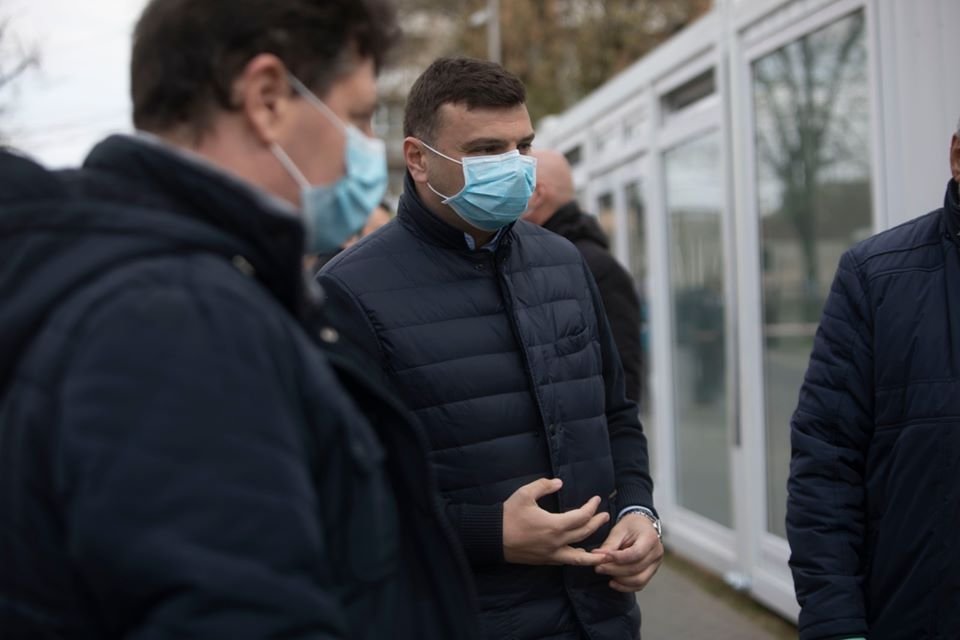 Sergiu Bîlcea: „Peste 51.000 de măști chirurgicale vor ajunge în Arad, pentru medicii de familie şi persoanele vârstnice”