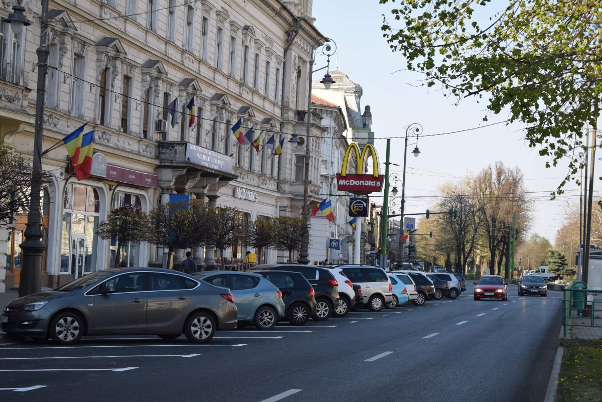 A fost refăcut marcajul drumului şi al parcărilor din centru 