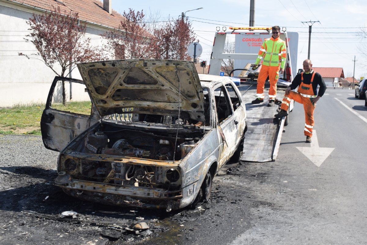 Un VW de pe vremea când tov. Ion Iliescu era prim-secretar al UTC a ars complet în Aradul Nou