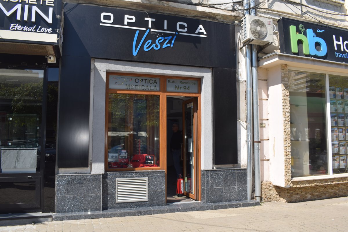 OPTICA VESZI, deschis și în vremuri grele