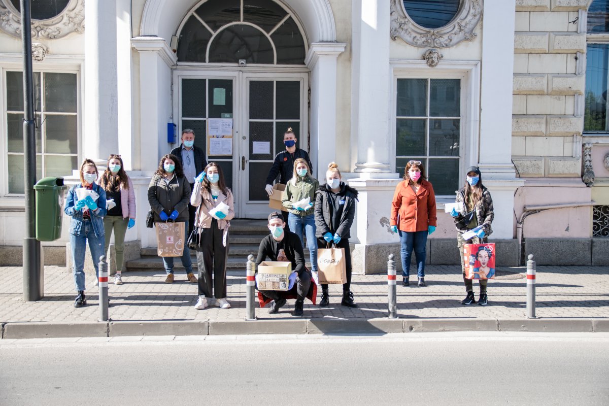 Studenții UAV au împărțit măști în piețele arădene