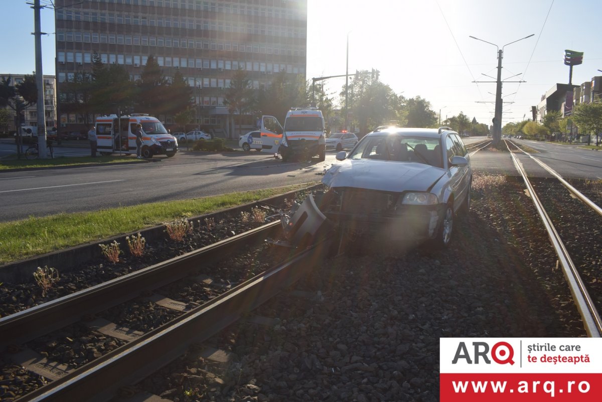 Accident între un VW și o Ambulanță vis-a-vis de Gara CFR