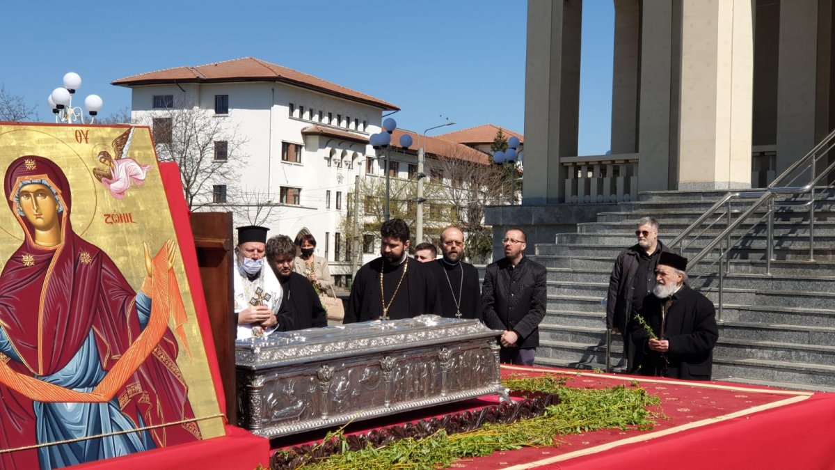 Procesiune cu sfinte moaște și icoane organizată pe străzile Aradului în Duminica Floriilor