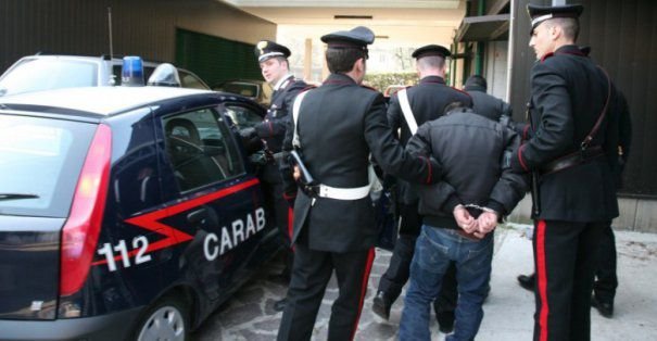 Doi români care au încercat să jefuiască o bancă au ucis un poliţist