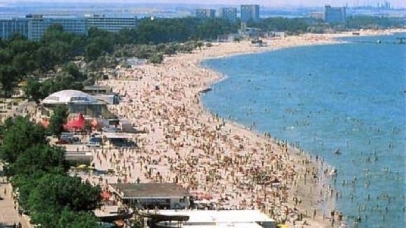 Reguli stricte pentru cei care merg în vacanţă pe litoral: Se va mânca în serii în hoteluri, iar distanţa dintre şezlonguri se va mări