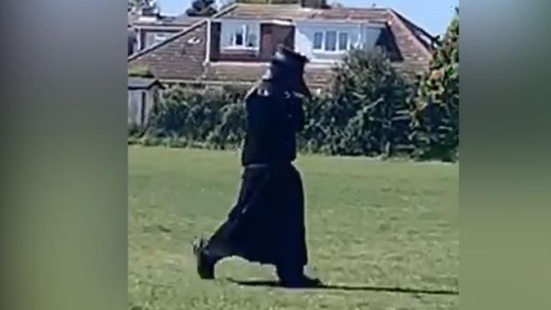 Poliţia britanică caută un bărbat care se plimbă îmbrăcat precum doctorii ciumei şi sperie lumea