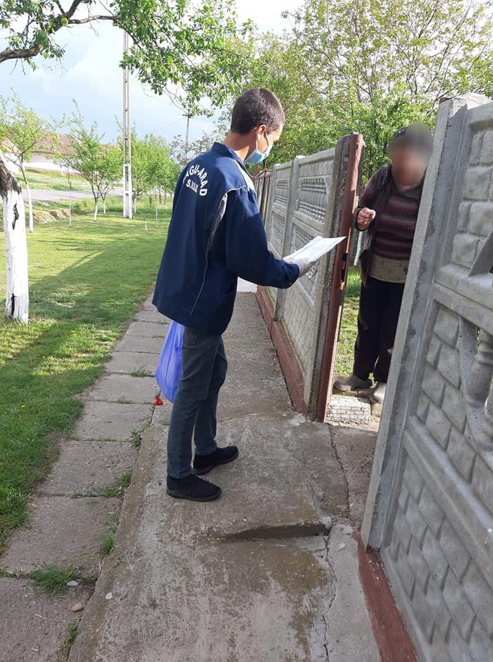 Pompierii voluntari din Şagu au împărţit măşti şi mănuşi oamenilor