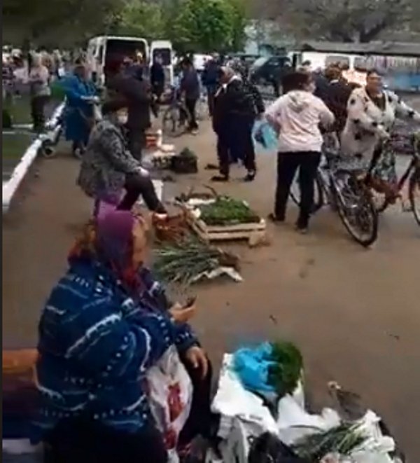 Revolta unui primar care vede că sătenii nu respectă distanțarea socială:  „Chem Poliția, și lasă fiecare să scuture buzunarul” (VIDEO)