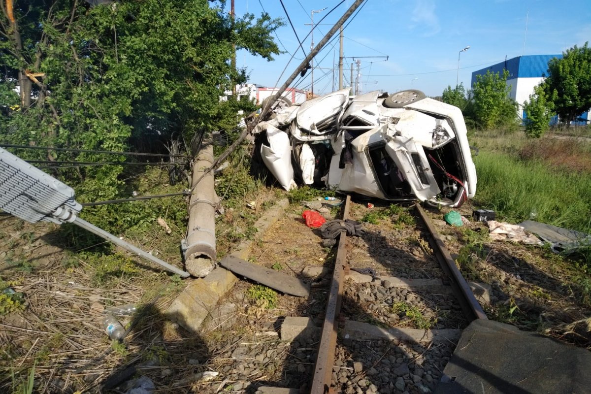 Autoturism răsturnat în municipiul Arad, str Ovidiu