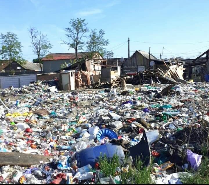 Un teren de 2.000 de metri pătrați din Checheci transformat în groapă de gunoi ilegală (FOTO)
