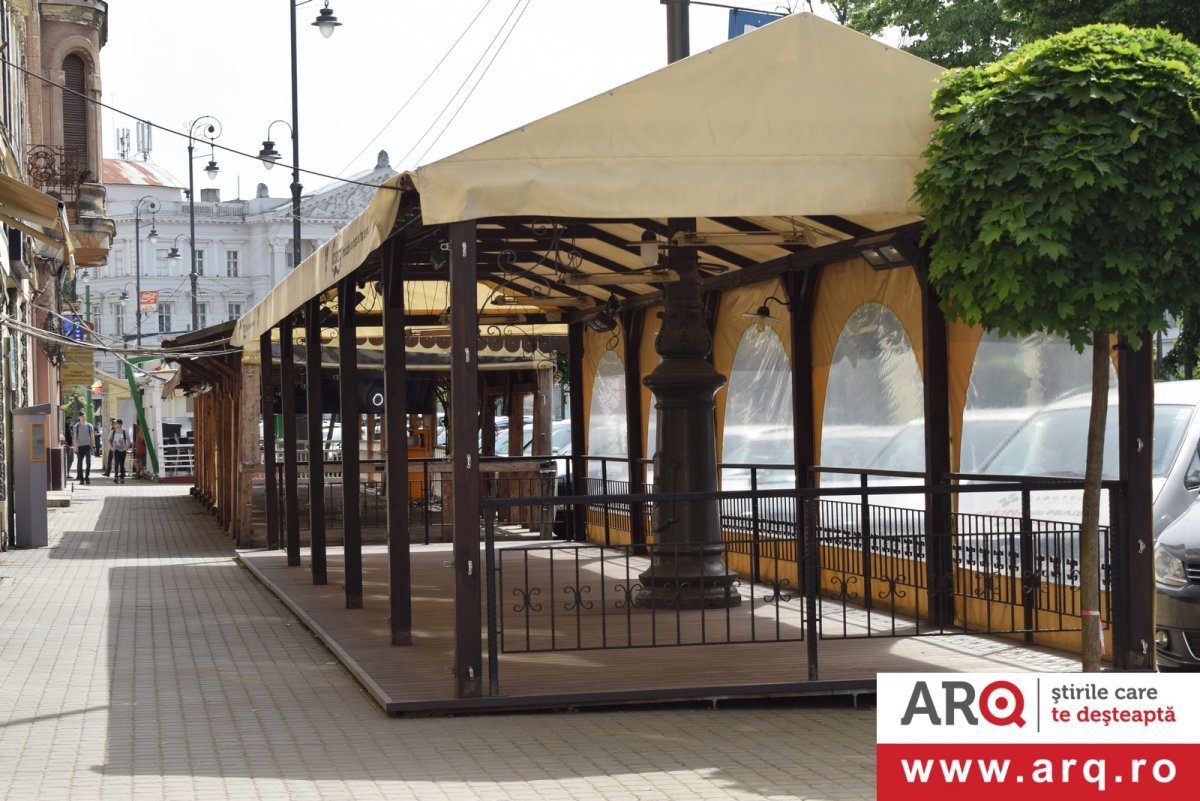 Măsuțe și umbreluțe în locul teraselor acoperite din centrul Aradului