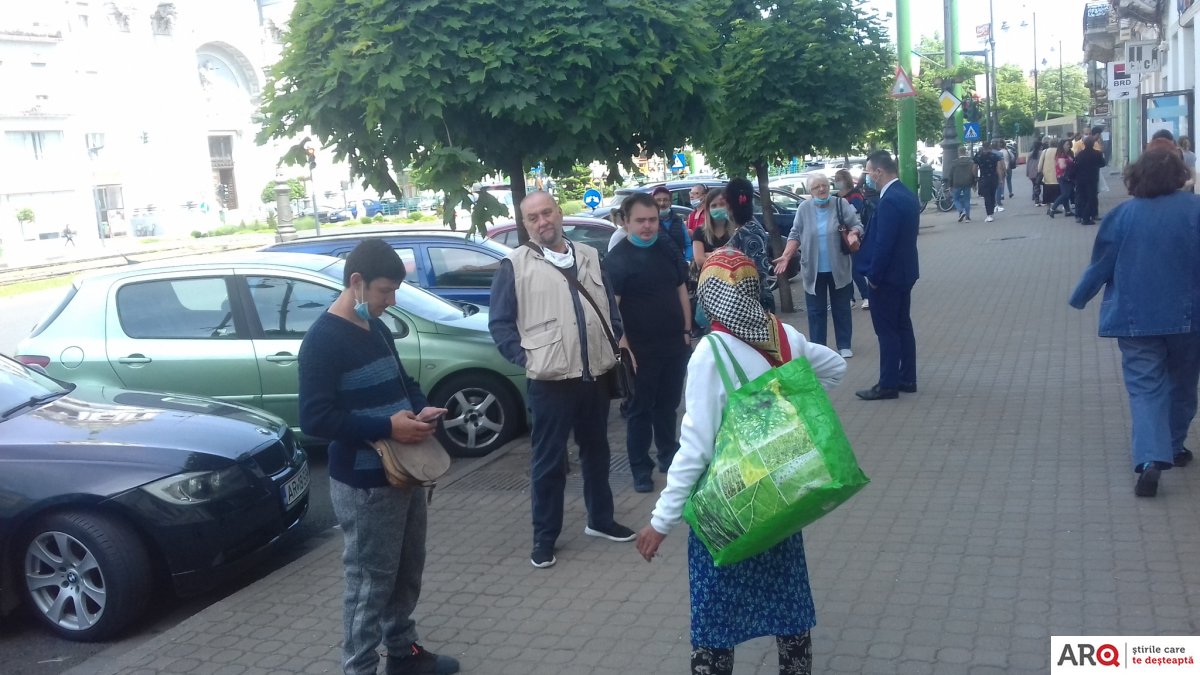 Cozi interminabile pe Revoluției; nu s-a deschis niciun supermarket, nu a fost nicio promoție, oamenii au stat la rând... la bănci