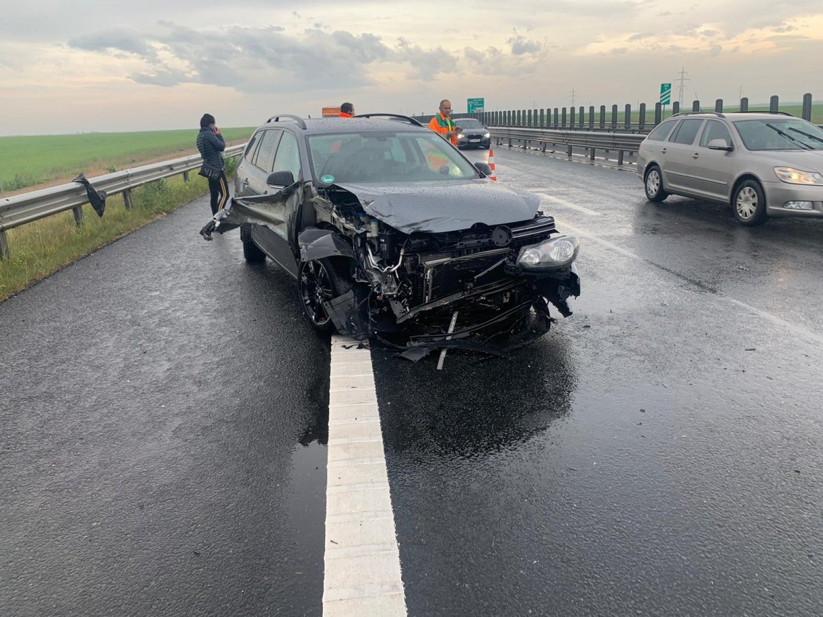 Un VW condus de o tânără femeie s-a făcut zob pe Autostrada Arad - Timișoara